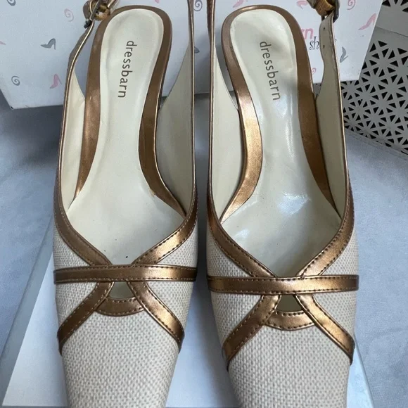 Beige shoes accented with gold trim Like new wore them once size 6.5 - Picture 1 of 3
